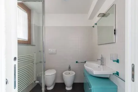 Upstairs bathroom with a shower, washbasin, WC and bidet